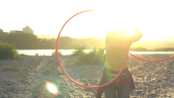 Flicka Med Hoop Naturen — Stockvideo