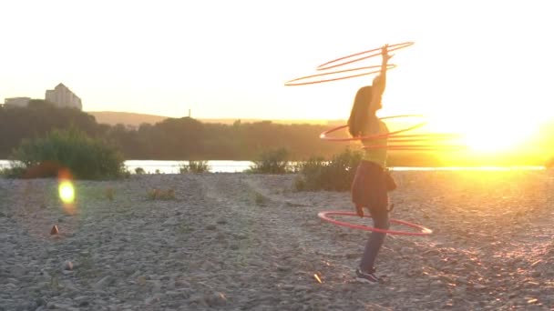 Fille Avec Cerceau Dans Nature — Video