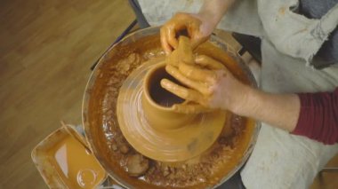 bir sürahi Potter yapar