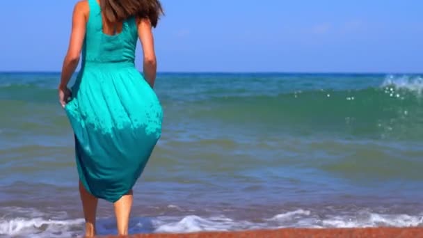 Menina Sai Para Mar Ondas Grandes — Vídeo de Stock