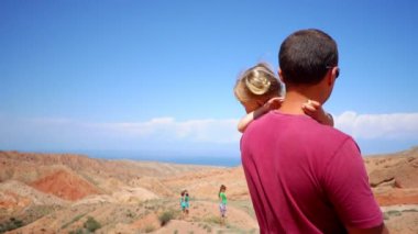 dağlarda çocuk ile baba