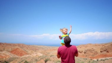 dağlarda çocuk ile baba