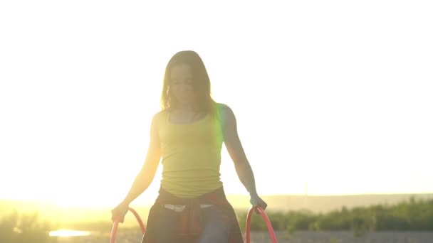 Meisje Met Hoepel Natuur — Stockvideo