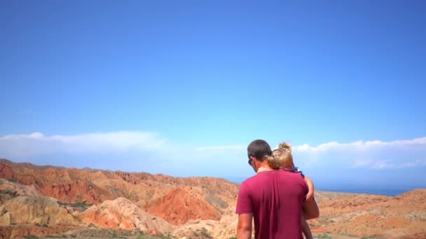 Père Avec Enfant Dans Les Montagnes — Video