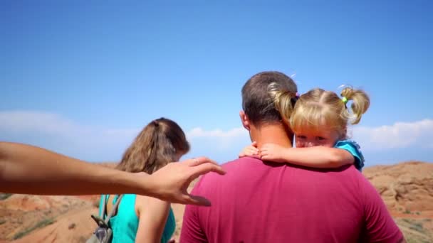 Familjen Promenader Bergen — Stockvideo