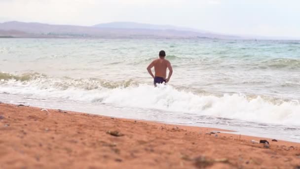 Mężczyzna Plaży Nad Morzem — Wideo stockowe