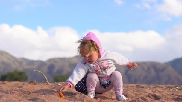 Kind Spielt Auf Dem Sand — Stockvideo