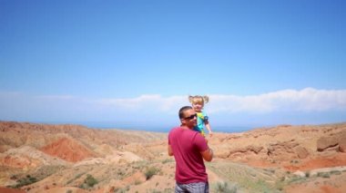 dağlarda çocuk ile baba