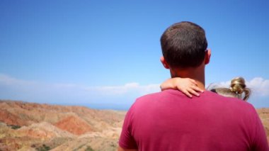 dağlarda çocuk ile baba