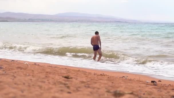 Homem Praia Junto Mar — Vídeo de Stock