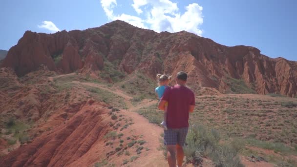 Padre Con Niño Las Montañas — Vídeo de stock