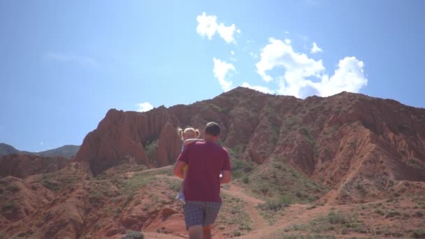 Père Avec Enfant Dans Les Montagnes — Video