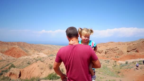 Padre Con Niño Las Montañas — Vídeos de Stock