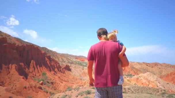 산에서 자녀와 아버지 — 비디오