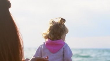 Anne ve kızı deniz kenarında.