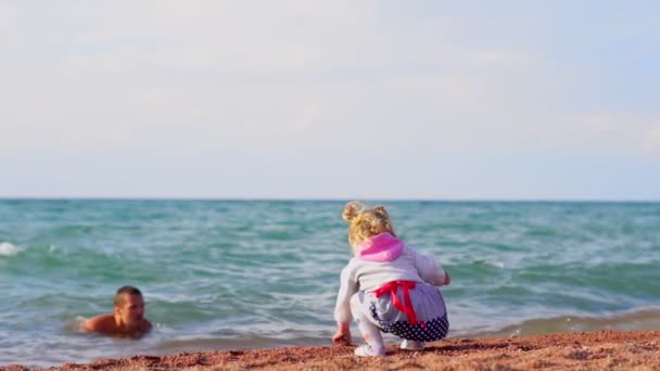 孩子站在海边 — 图库视频影像