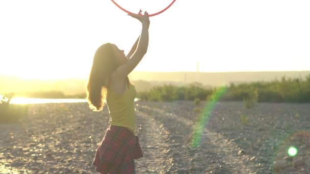 Fille Avec Cerceau Dans Nature — Video