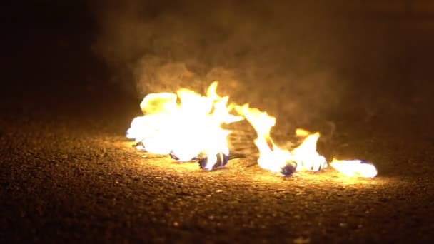 路上での火のショー — ストック動画