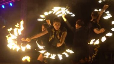 Novokuzneck, Rusya, 21.10.2018: ateş gösterisi sokakta