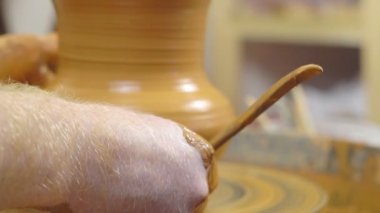 bir sürahi Potter yapar