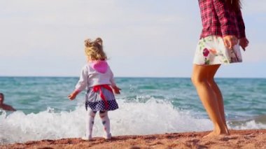 Anne ve kızı deniz kenarında.