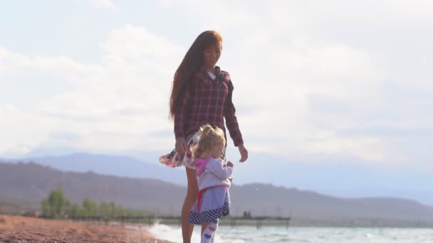 Madre Hija Junto Mar — Vídeo de stock