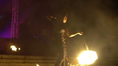 Novokuzneck, Rusya, 21.10.2018: ateş gösterisi sokakta