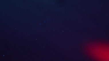 sahne ışıkları altında toz