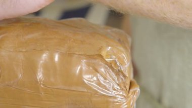 Potter kil hazırlar