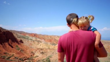 dağlarda çocuk ile baba