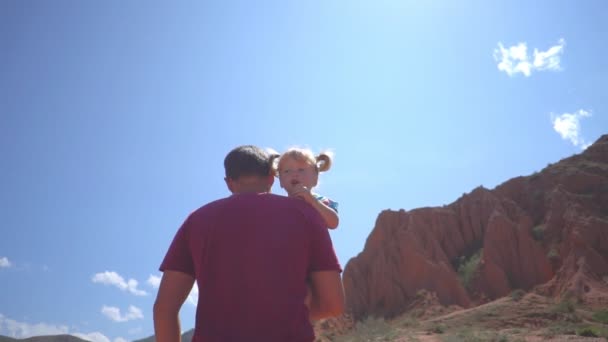 Padre Con Niño Las Montañas — Vídeo de stock