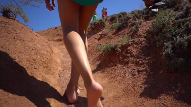 Fille Marchant Pieds Nus Sur Sol — Video