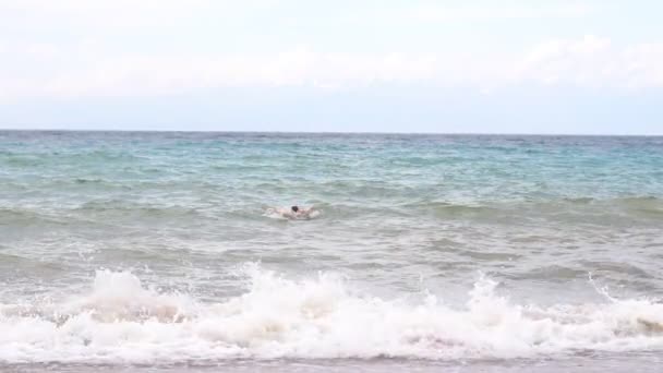 Muž Plavající Moři — Stock video