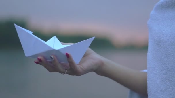 Паперовий Човен Руці — стокове відео