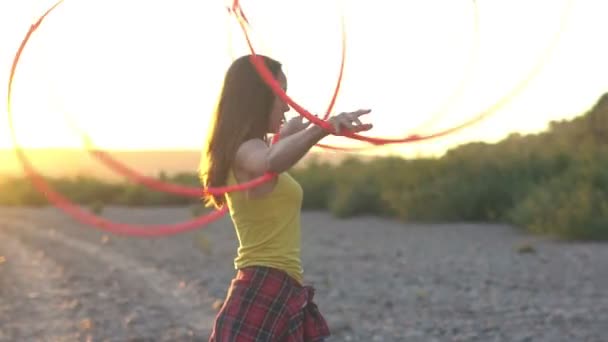 自然の輪を持つ少女 — ストック動画