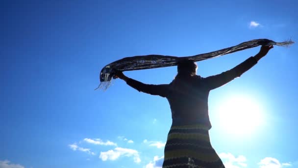 Девочка платок ветер — стоковое видео
