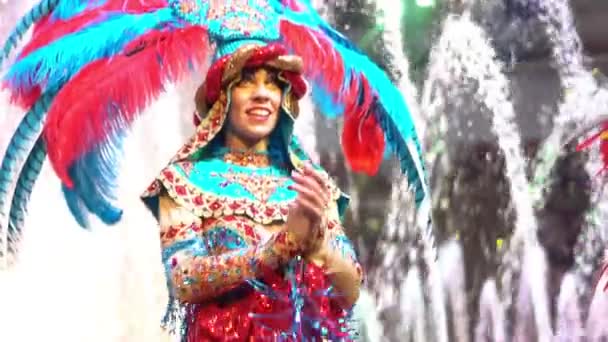 Novokuzneck, Rusko - 22.09.2018: dívka v karnevalový kostým — Stock video