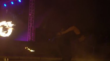 Novokuzneck, Rusya, 21.10.2018: ateş gösterisi sokakta