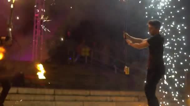Новокузнек, Россия, 21.10.2018: пожарное шоу на улице — стоковое видео