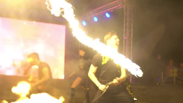 Novokuzneck, Rusko, 21.10.2018: ohňová show na ulici — Stock video