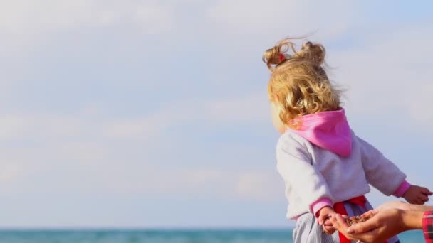 Mãe e filha junto ao mar — Vídeo de Stock