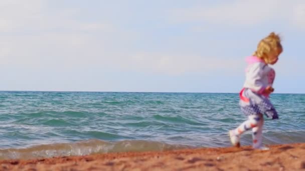 El niño está junto al mar — Vídeo de stock