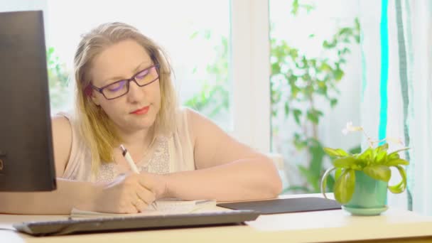 Літня жінка пише ручкою — стокове відео
