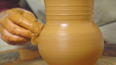 bir sürahi Potter yapar