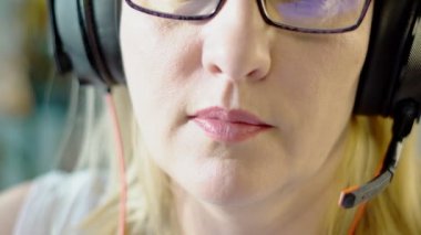 bilgisayar, yaşlı bir kadın