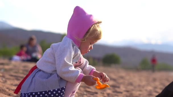 Παιδί Που Παίζει Στην Άμμο — Αρχείο Βίντεο
