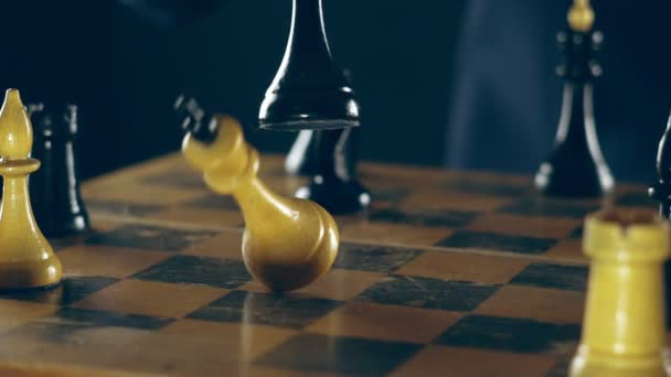 Άνθρωπος Ένα Κοστούμι Παίζοντας Σκάκι — Αρχείο Βίντεο