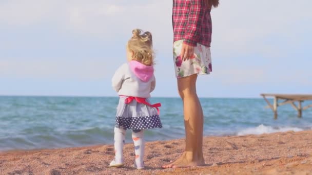 Madre Hija Junto Mar — Vídeos de Stock