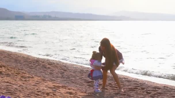 海边的母女 — 图库视频影像