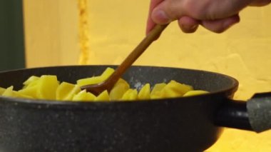 bir tavada kızartma patates